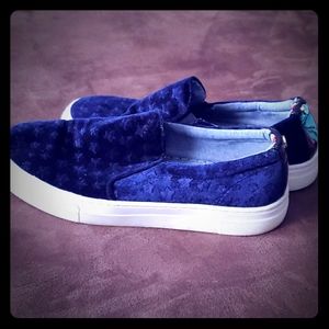 Slip on Tommy Hilfiger shoes. Size 9